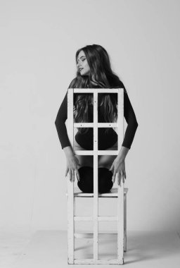 Stüdyoda poz veren sportif vücutlu genç bir fitness kızı. 