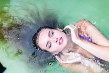 Islak modeli duş alır ve giyim, ıslak giyim, kadın, ıslak bak sauna ve yüzme havuzunda yüzüyor