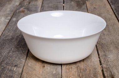 Ahşap arka plan üzerinde lavanta çiçekli güzel sofra