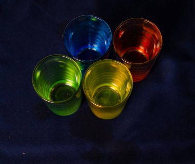 Ahşap arka plan üzerinde lavanta çiçekli güzel sofra