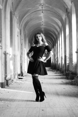 Genç, güzel, kısa saçlı, siyah elbiseli sarışın kadın.