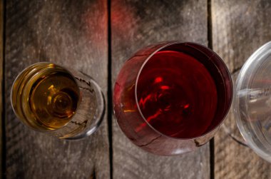 Kopya alanı ile ahşap arka plan üzerinde boş beyaz çanak ve beyaz masa örtüsü üst görünümü