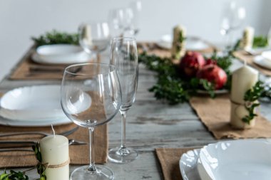 Ahşap arka plan üzerinde lavanta çiçekli güzel sofra