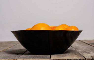 Kopya alanı ile ahşap arka plan üzerinde boş beyaz çanak ve beyaz masa örtüsü üst görünümü