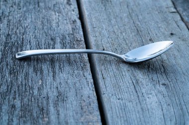 bıçak ve çatal ahşap arka plan üzerinde. Çatal bıçak takımı ahşap üzerinde.