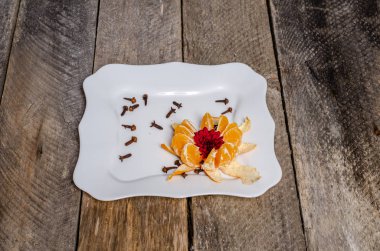 Ahşap arka plan üzerinde lavanta çiçekli güzel sofra