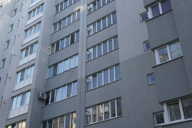 Modern condominium binada çok etate mavi gökyüzü ile şehir