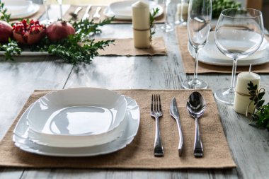 Ahşap arka plan üzerinde lavanta çiçekli güzel sofra