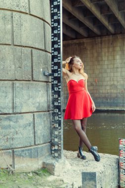 Bir kadın bir sonbahar Park bir kamera önünde poz. Sonbahar fotoğraf çekimi. Sonbahar Park.