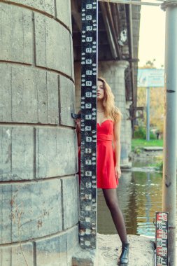 Bir kadın bir sonbahar Park bir kamera önünde poz. Sonbahar fotoğraf çekimi. Sonbahar Park.