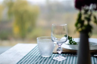 Ahşap arka plan üzerinde lavanta çiçekli güzel sofra