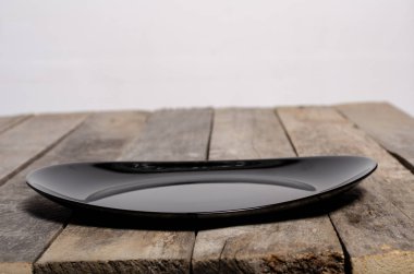 Kopya alanı ile ahşap arka plan üzerinde boş beyaz çanak ve beyaz masa örtüsü üst görünümü