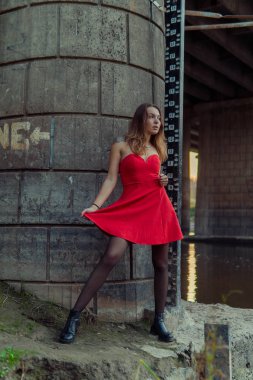 Bir kadın bir sonbahar Park bir kamera önünde poz. Sonbahar fotoğraf çekimi. Sonbahar Park.