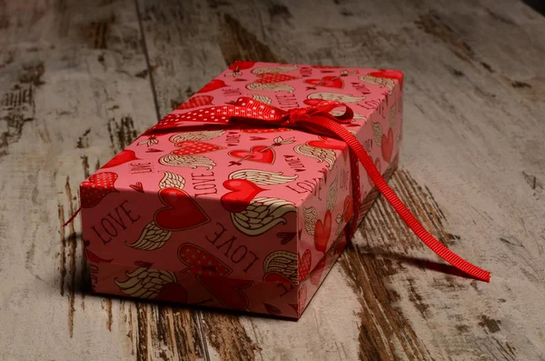 Geschenkbox auf einem Holztisch zum Valentinstag. — Stockfoto