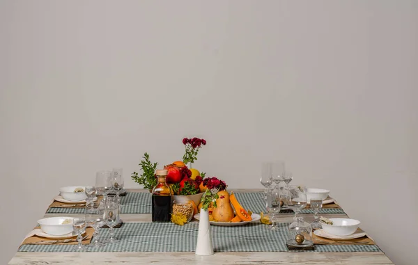 Piękny stół ustawienie z kwiatów lawendy na podłoże drewniane — Zdjęcie stockowe