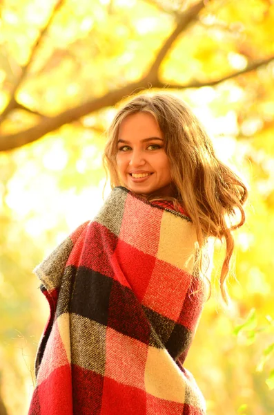 Outdoor fashion photo of young beautiful lady surrounded autumn — Stock Photo, Image