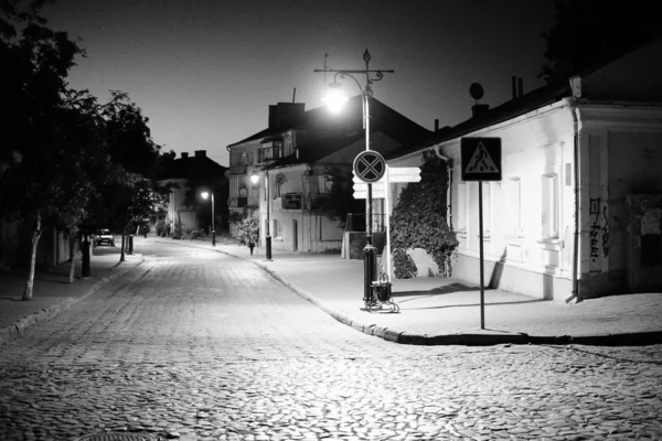 Schöne Straße bei Nacht in Sibiu, Rumänien — Stockfoto