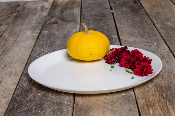 Mooie tafel instelling met lavendel op houten achtergrond — Stockfoto