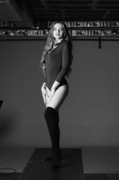 Sexy mladá žena s velkýma prsama. Dívka pózuje na černé zdi v s — Stock fotografie