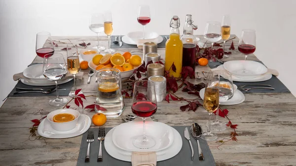 Nakrycie stołu rustykalny z różowe kwiaty i świece na lekki drewniany stół. Ozdoba wakacji na styl Prowansja. Romantyczna kolacja. Obciążenie — Zdjęcie stockowe