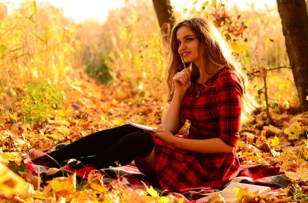 Outdoor moda zdjęcie młodej pięknej pani w otoczeniu jesiennych liści — Zdjęcie stockowe