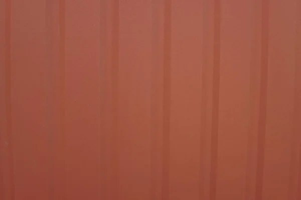 Pozadí pruhovaný červený kovový profil. Textura lakované červené kovového povrchu — Stock fotografie