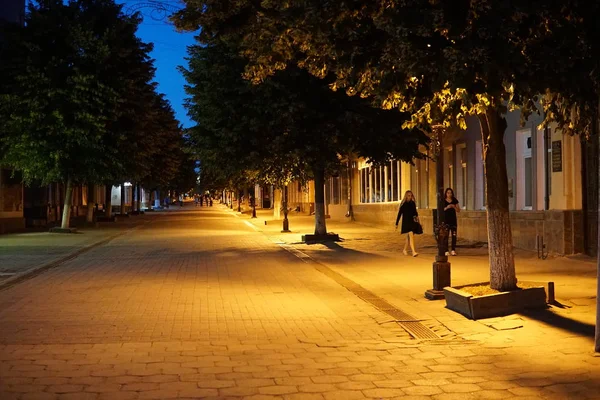 Mooie straat 's nachts in Sibiu, Roemenië — Stockfoto