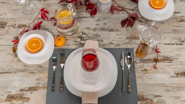 Cenário de mesa rústica com flores rosa e vela na mesa de madeira leve. Decoração de feriados em estilo Provence. Jantar romântico. Despesas gerais — Fotografia de Stock
