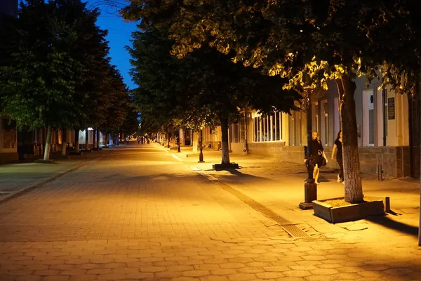 Krásná ulice v noci v Sibiu, Rumunsko — Stock fotografie