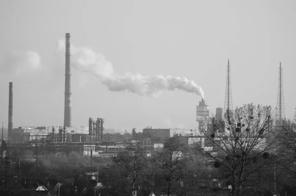 Διυλιστήριο πετρελαίου. Εξοπλισμός διύλισης πρωτογενούς πετρελαίου — Φωτογραφία Αρχείου