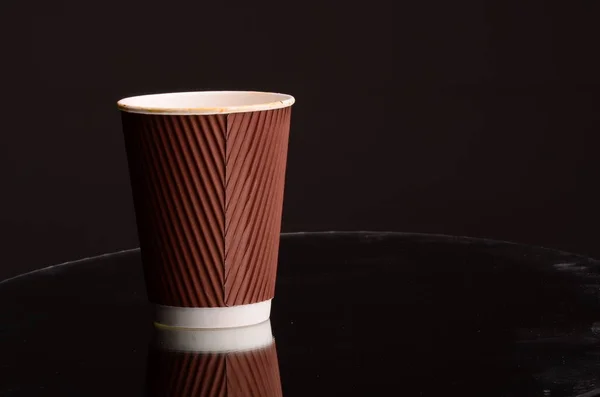 Kaffeetasse aus Papier im Café. — Stockfoto