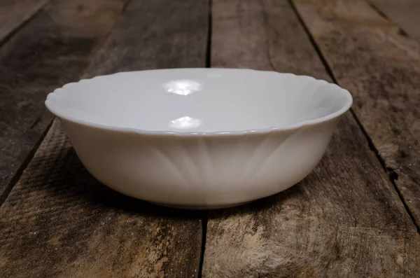 Top view of blank white dish and white tablecloth on a wood background with copy space — Stock Photo, Image