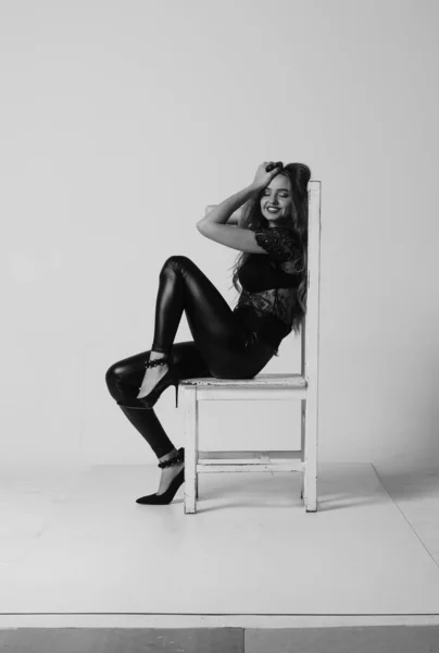 Wspaniała brunetka piękna siedzi na krześle — Zdjęcie stockowe