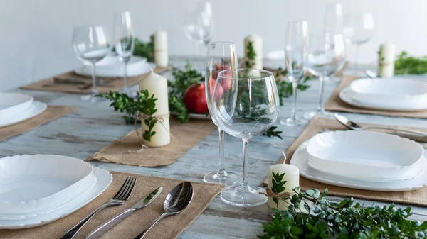 Vackra dukningen med lavendel blommor på trä bakgrund — Stockfoto