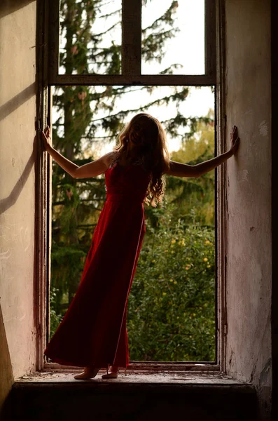 レンガの壁の近くのラッドドレスの美しい現代の女の子。youth sty — ストック写真