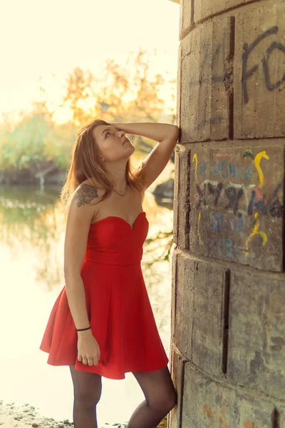 A woman is posing in front of a camera in an autumn park. autumn photo shoot. Autumn in the park. — Stock Photo, Image