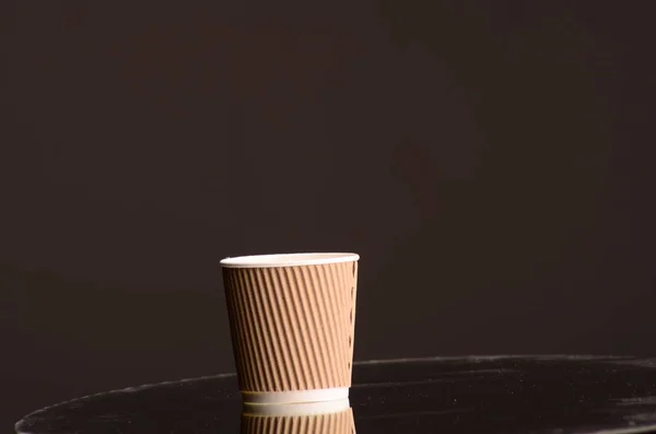 Kaffeetasse aus Papier im Café. — Stockfoto