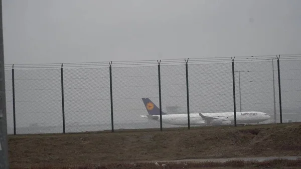 Frankfurt Am Main, Almanya - 19 Temmuz 2017: Frankfurt am Main Hava alanında platformu Lufthansa kargo Mcdonnell Douglas Md-11 yakınındaki açılış üzerinde duran Havaalanı asker yan görünüm — Stok fotoğraf