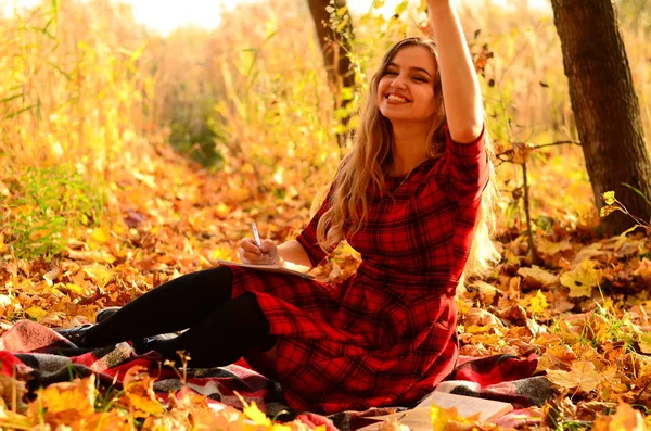 Foto di moda all'aperto di giovane bella signora circondato foglie di autunno — Foto Stock