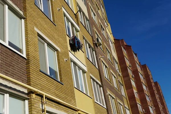 Moderno edificio de condominio real etate en la ciudad con cielo azul — Foto de Stock