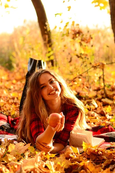 Outdoor fashion photo of young beautiful lady surrounded autumn leaves — Stock Photo, Image