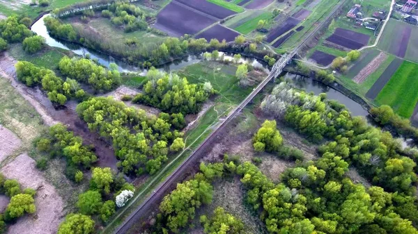 Letový dron kolem železničního mostu — Stock fotografie