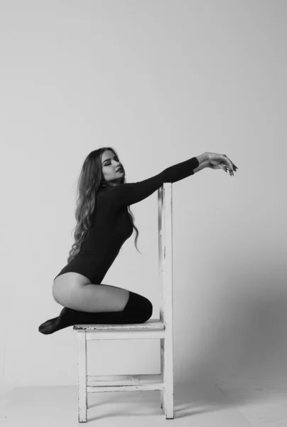 Ung glad fitness flicka med sportig kropp poserar på studio på en — Stockfoto