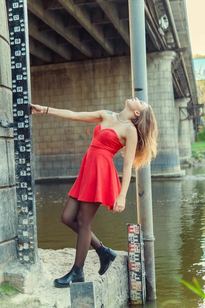 En kvinna poserar framför en kamera i en park på hösten. höst foto shoot. Hösten i parken. — Stockfoto