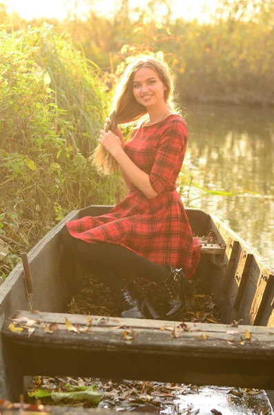 Photo de mode en plein air de jeune belle dame entourée automne — Photo