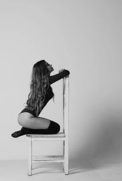 Jong gelukkig fitness meisje met sportieve lichaam poseren in studio op een — Stockfoto