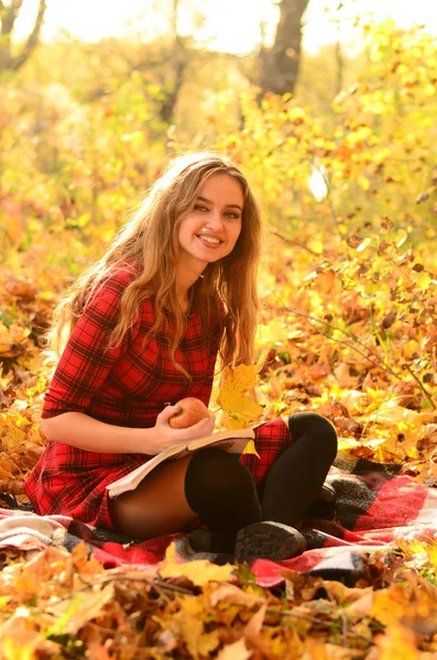 Outdoor fashion photo of young beautiful lady surrounded autumn — Stock Photo, Image