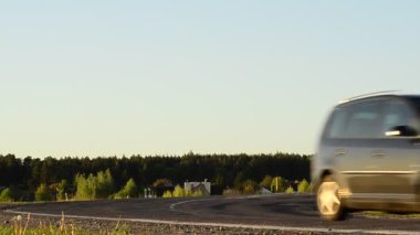 Kırsal yolun görüntüleri.