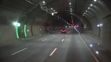 Gece kış yolunda kırmızı hızlanma hareketi