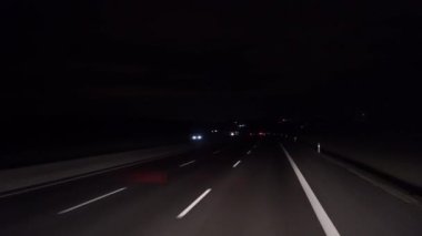 Gece kış yolunda kırmızı hızlanma hareketi